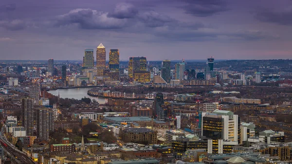 Londres, Inglaterra - Vista panorâmica do horizonte de Londres e do distrito de negócios a uma hora azul — Fotografia de Stock