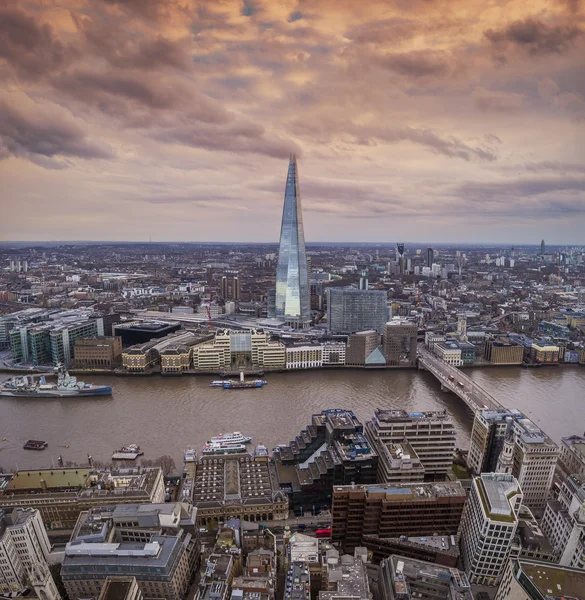 London, England - Skyline von South London mit London Bridge, Shard Wolkenkratzer und Themse — Stockfoto