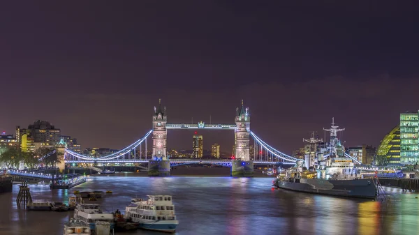 London, England - Tower Bridge and HMS Belfast cruiser by night — Stock Photo, Image