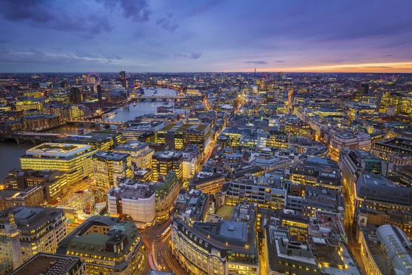 Лондон, Англия - Вид на Лондон с высоты птичьего полета после заката — стоковое фото