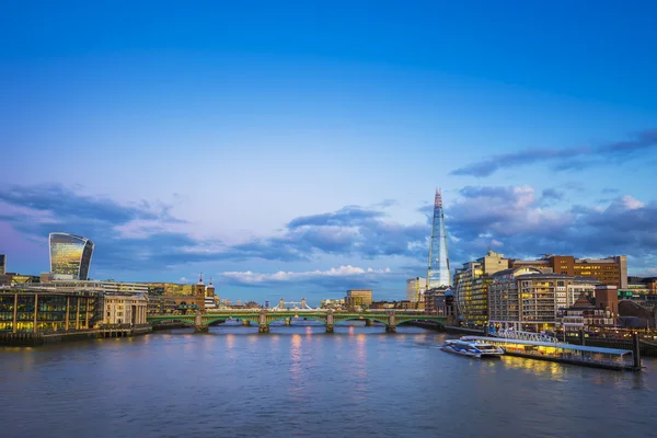 Londra'nın manzarası görünümüyle ünlü gökdelenler ve Tower Bridge, Millennium Köprüsü'nden vurdu — Stok fotoğraf