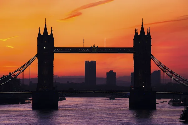 Londra, Inghilterra - La silhouette del Tower Bridge all'alba — Foto Stock