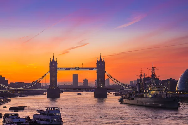 Londres, Inglaterra - Tower Bridge y el crucero HMS Belfast al amanecer con un cielo increíble — Foto de Stock