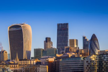 İngiltere, İngiltere - banka. Londra dünya ünlü iş bölgesi gökdelenler ve açık mavi gökyüzü ile