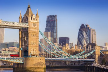Londra, İngiltere - sabah güneş ışığı kırmızı Çift katlı otobüs ile ikonik Tower Bridge ve arka plan banka bölge