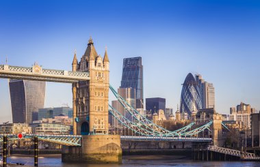 Londra, İngiltere - sabah güneş ışığı altında arka plan banka bölge ile ikonik Tower Bridge