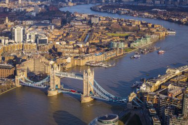 Londra, İngiltere - gün batımında, ünlü kule Köprüsü kırmızı Çift katlı otobüs ile havadan görünümü