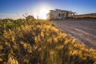 Malta - Sunrise arka plan, hafta sonu kabinli St.Thomas Körfezi yakınlarında