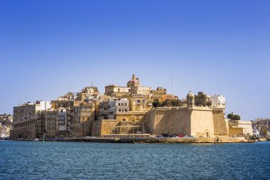 Malta - antik duvarlar, Senglea ve Gardjola bahçeleri ile açık mavi gökyüzü güneşli bir günde Valletta vurdu