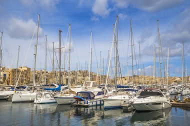 Malta - Birgu yatı Marinada mavi gökyüzü ve bulutlar