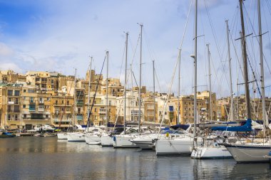 Malta - Birgu yatı Marinada mavi gökyüzü ve bulutlar