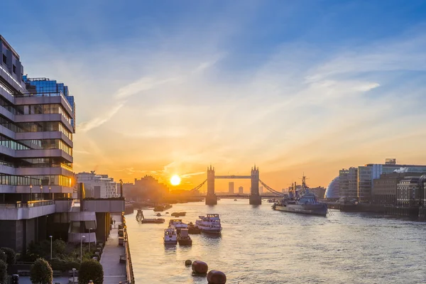 Londres, Inglaterra - Salida del sol en Londres con Tower Bridge y cielo azul y naranja —  Fotos de Stock