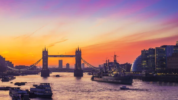 London, England - Tower Bridge and HMS Belfast cruiser at sunrise — Stock Photo, Image