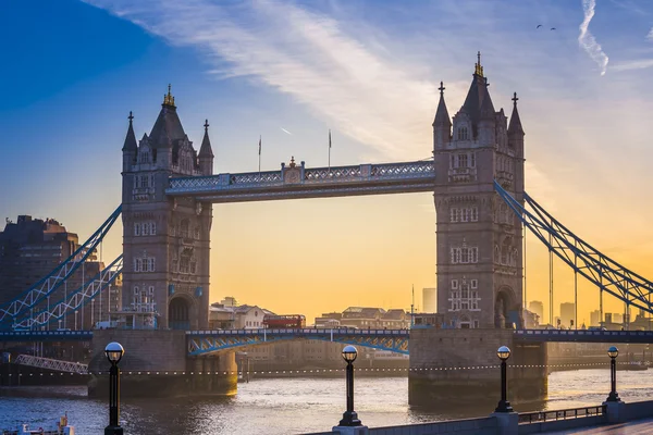 Londyn, Anglia - słynnego mostu Tower Bridge o wschodzie słońca z piękne niebo — Zdjęcie stockowe