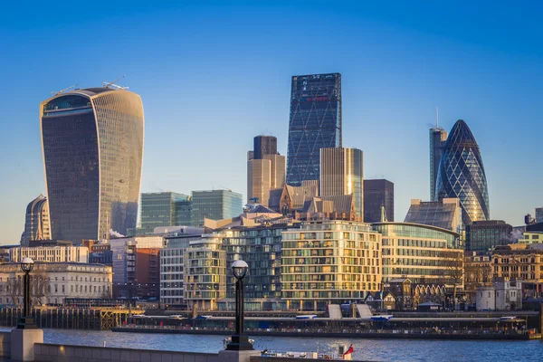 London, England - Bank. Det världen berömda affärer i London med skyskrapor och klarblå himmel — Stockfoto