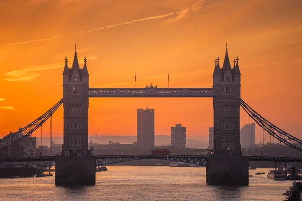 London, England - die ikonische Tower Bridge im Morgengrauen mit fliegenden Tauben und orangefarbenem Himmel — Stockfoto