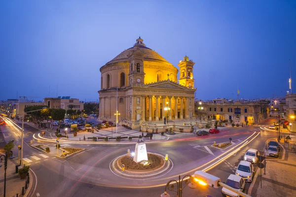 Beautiful Mosta Dome at blue hour with traffic - Malta — Stock Photo, Image