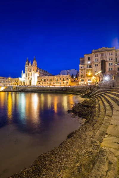 Malta - Balluta bay op het blauwe uur — Stockfoto