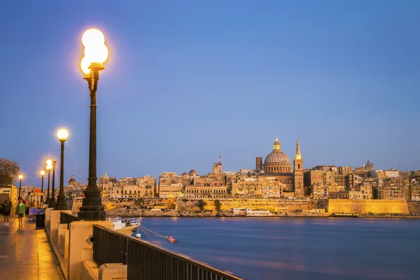 Malta - La Valeta con la Catedral de San Pablo a la hora azul — Foto de Stock