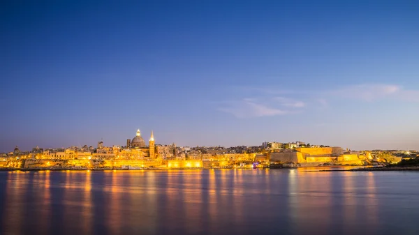 Cidade de Malta - As antigas muralhas de Valletta com a Catedral de São Paulo na hora mágica — Fotografia de Stock