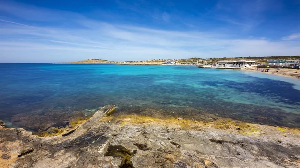 Palm beach, Malta en un día soleado con cielo azul —  Fotos de Stock
