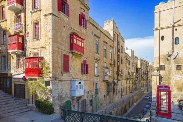 Malta, Valletta - Red telephone box and traditional red balconies at Valletta with blue sky — Stock Photo, Image