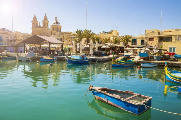 Malta - geleneksel renkli Luzzu balıkçı tekneleri ile Marsaxlokk Pazar — Stok fotoğraf