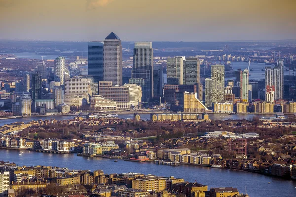 Londen, Engeland - luchtfoto skyline uitzicht op de wolkenkrabbers van Canary Wharf — Stockfoto