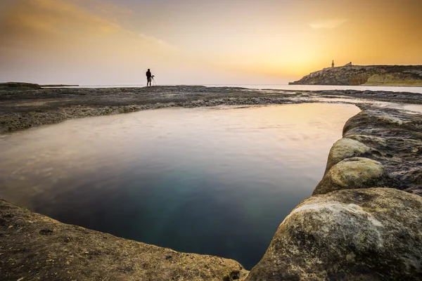 Malte - Lever de soleil à l "île Saint-Paul avec un photographe en arrière-plan — Photo
