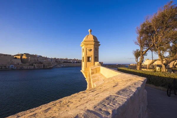 Malta, Senglea - strážní věž v Garjola zahradách s panoramatickým výhledem z Valletty při západu slunce — Stock fotografie