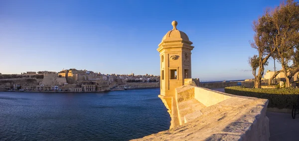 マルタ - 時計塔と夕日 Senglea Gardjola 庭園でバレッタの壁 — ストック写真