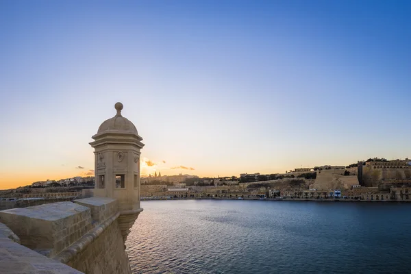 Мальта - Сторожевая башня и стены Валлетты в Гарджола Гарденс в Сенглиа на закате — стоковое фото