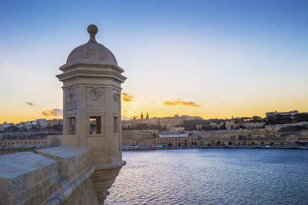 Malta - Watch tower en de muren van Valletta in Gardjola Gardens in Senglea bij zonsondergang — Stockfoto
