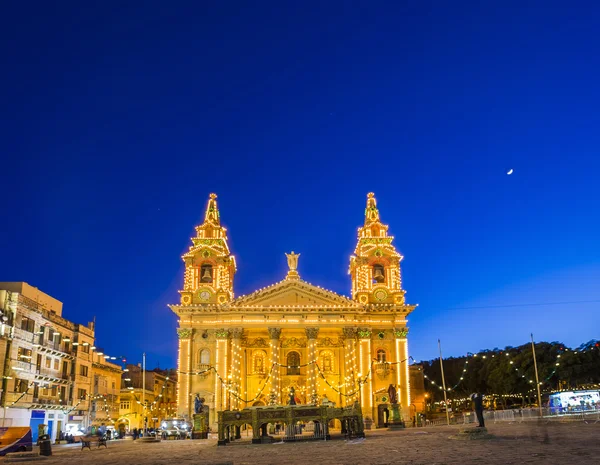 Malta Valletta - St.Publius kerk Pasen lights door nacht in Floriana — Stockfoto