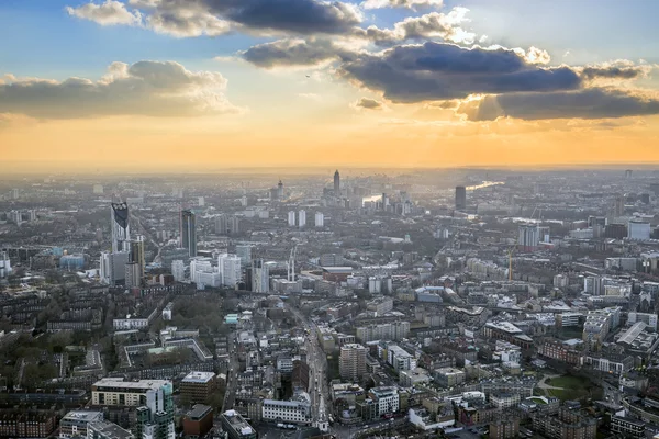 Londres, Inglaterra - Vista aérea do horizonte do sul de Londres ao pôr-do-sol com famosos arranha-céus — Fotografia de Stock