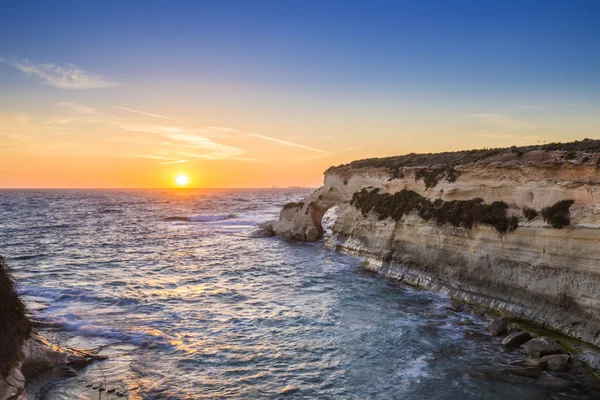 Malta Răsărit de soare la Golful St.Thomas cu cer senin albastru — Fotografie, imagine de stoc