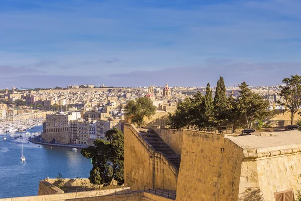 Pohled z Valletty za slunečného letního dne - Malta — Stock fotografie