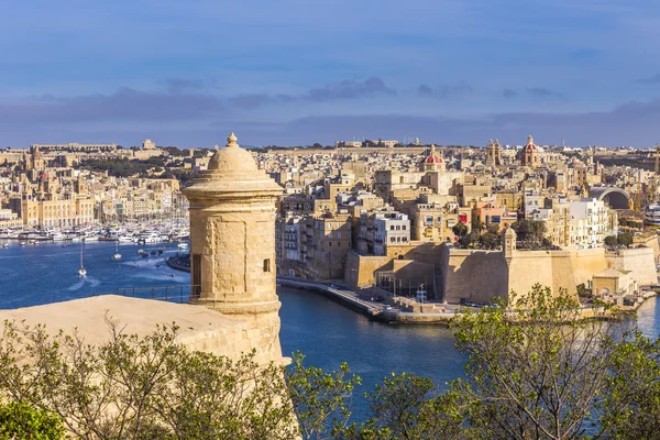 Malta - Torre de vigilancia de La Valeta con vista panorámica de Malta con cielo azul — Foto de Stock