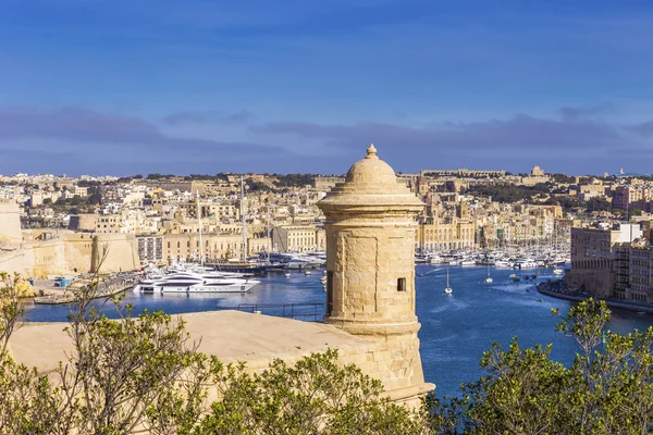 Málta - Watch tower, Valletta területére Senglea és Gardjola kertek a háttérben egy napsütéses délutánon — Stock Fotó