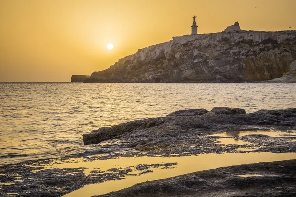 Malte lever de soleil à la baie Saint-Paul avec l'île Saint-Paul à l'arrière-plan — Photo