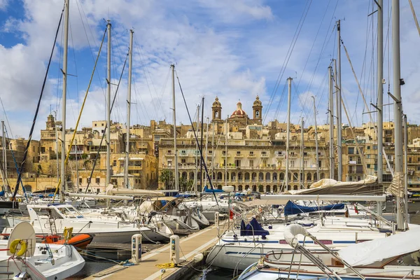 Malta - Yacht marina em Birgu com céu azul e nuvens perto de Valletta — Fotografia de Stock