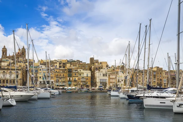 Malta - Puerto deportivo de Birgu con cielo azul y nubes — Foto de Stock