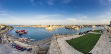 Valletta, Malta - gün ışığı mavi gökyüzü ile Grand Valletta Limanı üst Barrakka bahçeleri panoramik manzarası manzaraya