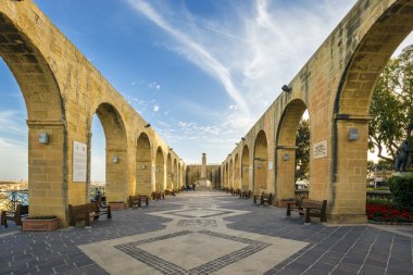 Malta - üst Barrakka bahçeleri gündoğumu