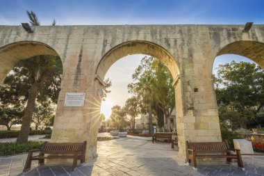 Valletta, Malta - Valletta şehri ünlü üst Barrakka bahçelerinde günbatımı