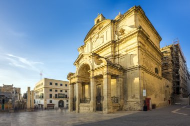 Malta - İtalya'nın St Catherine Kilisesi, gün batımında Valletta