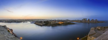 Malta ve manzarayı Fort Manoel Valletta dan mavi saatte