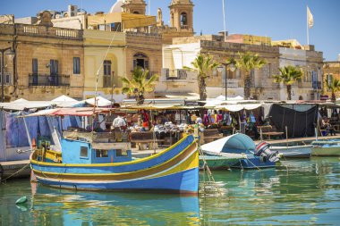 MARSAXLOKK, Malta - renkli, geleneksel Luzzu balıkçı tekneleri Marsaxlokk Market gün güneşli yaz