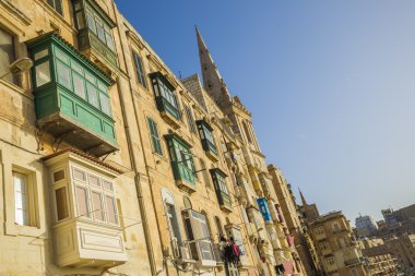 Valletta, Malta - eski evleri ve geleneksel Malta renkli balkonlar Valletta gün batımında
