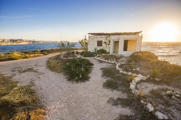 Malta - Weekend cabin at sunrise near St.Thomas bay — Stock Photo, Image